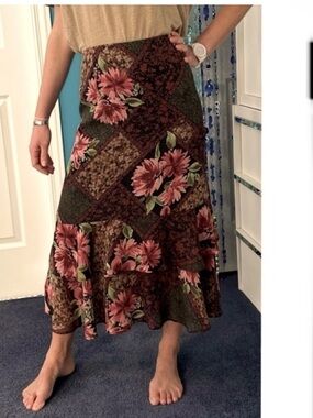 Midi skirt Trendy print w/its colors & bold geometric and flowery patches